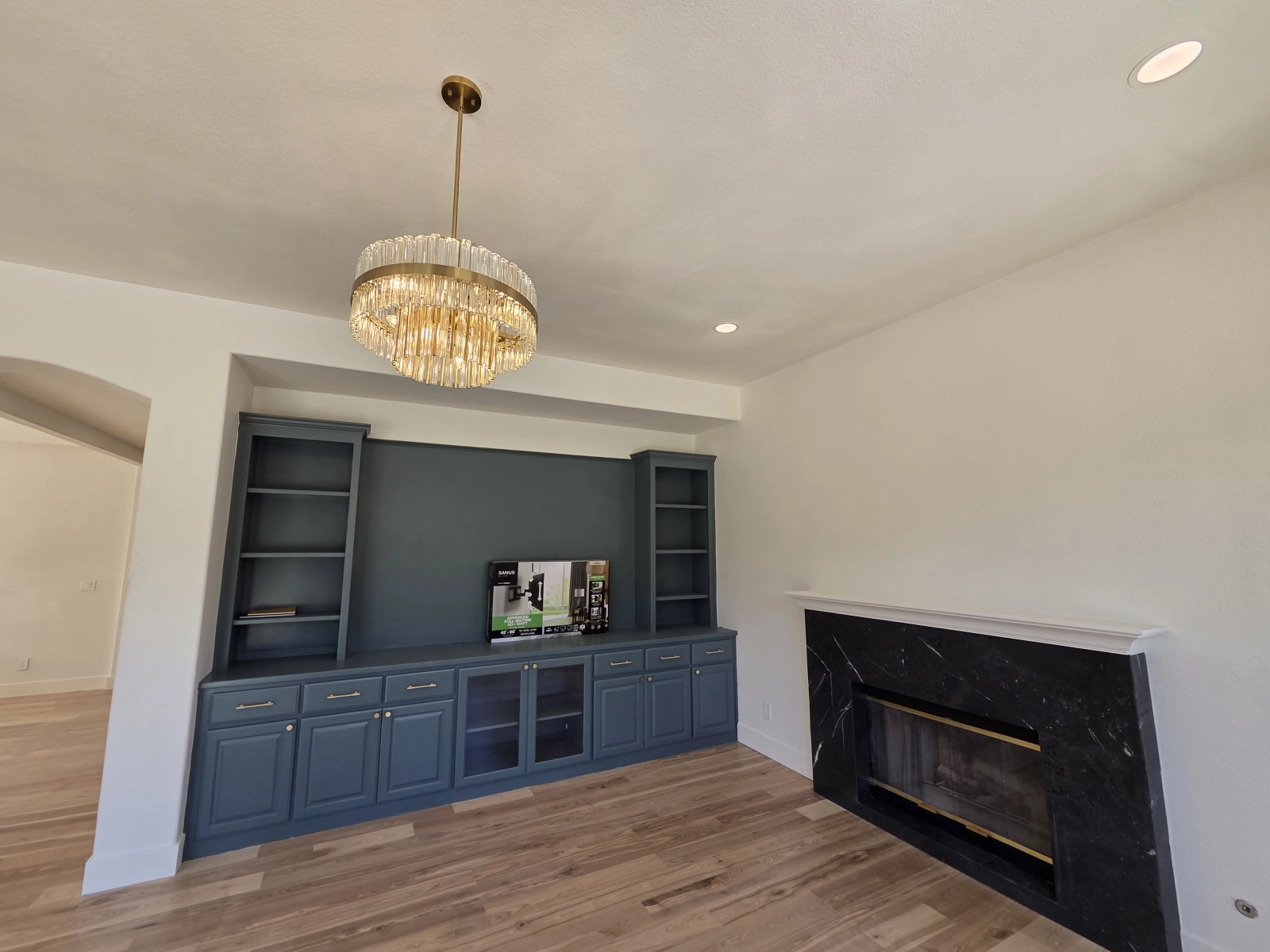 9Builders: Sleek Design and Open Space in the Living Area