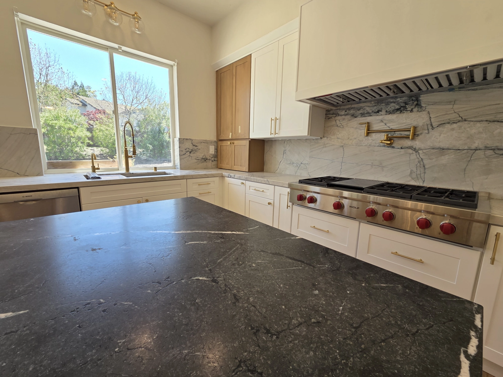 9Builders: Modern Kitchen Design with High-End Appliances and Custom Cabinets