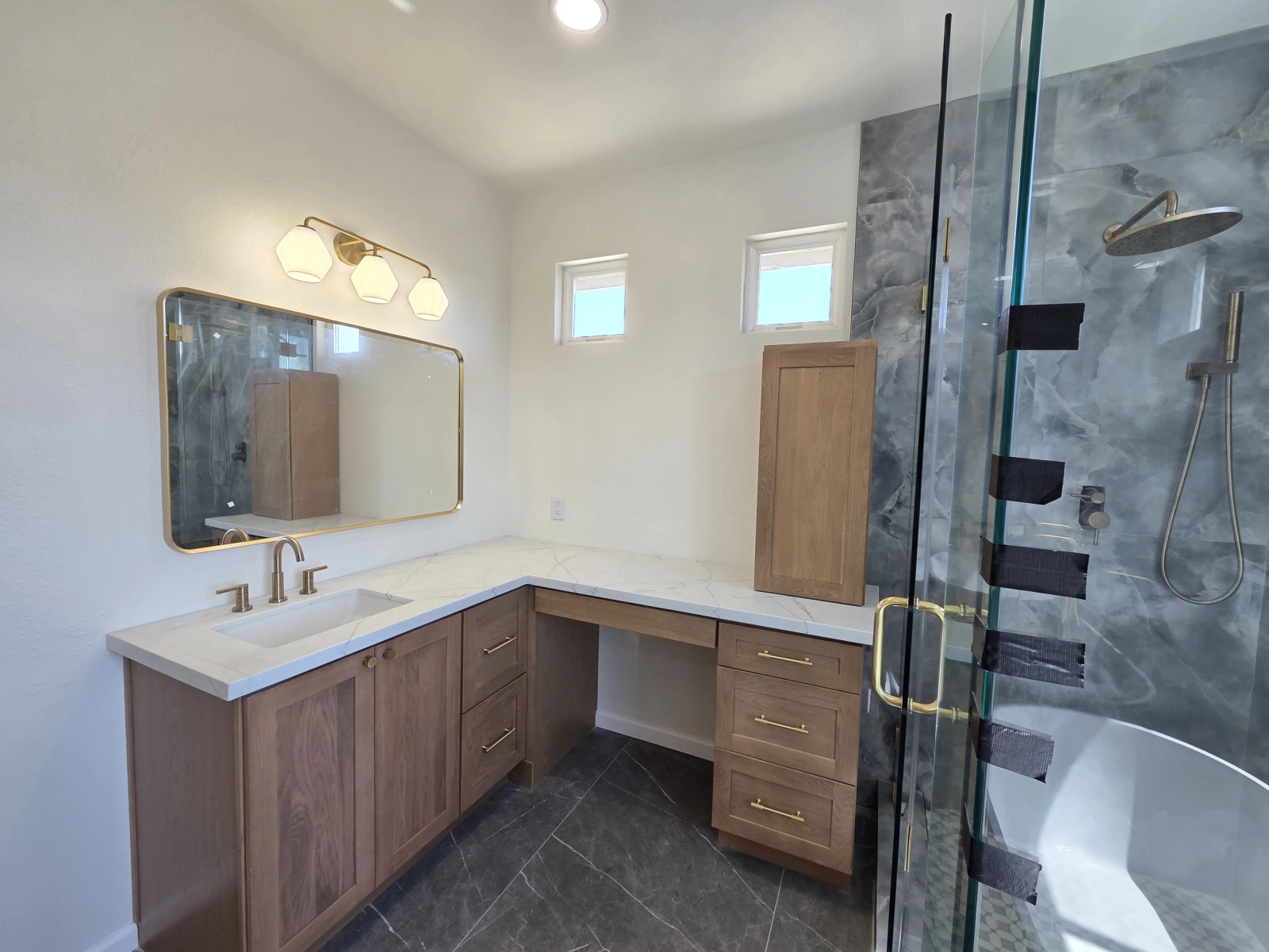 9Builders: Modern Bathroom with Soaking Tub and Walk-In Shower